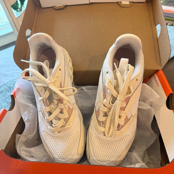 Nike Women's Zoom Air Fire Sneaker - SIZE 8 - Picture 7 of 7